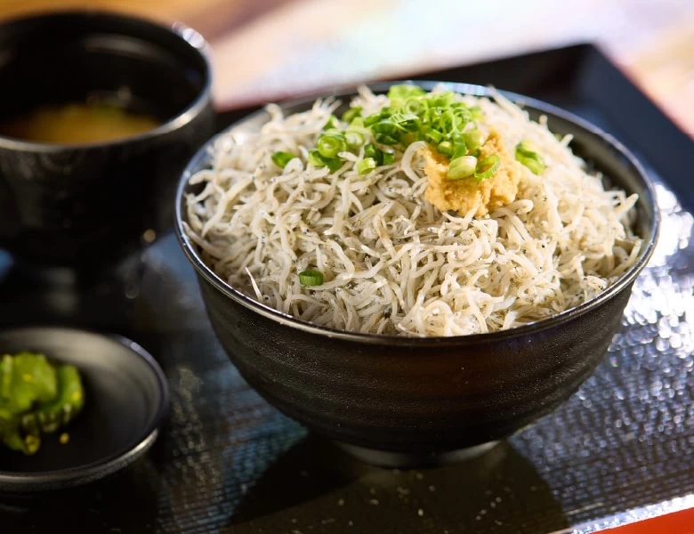 釜揚げしらす丼(1,320円)は、新鮮なしらすを盛り放題にすることも!