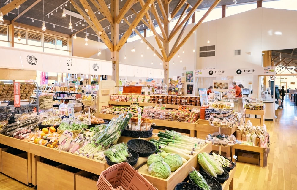 店内には鮮魚や野菜だけではなく、ここにしかない浪江町グルメも。隣にはフードテラスが併設されている