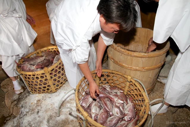 篠島の鯛を塩漬けに
