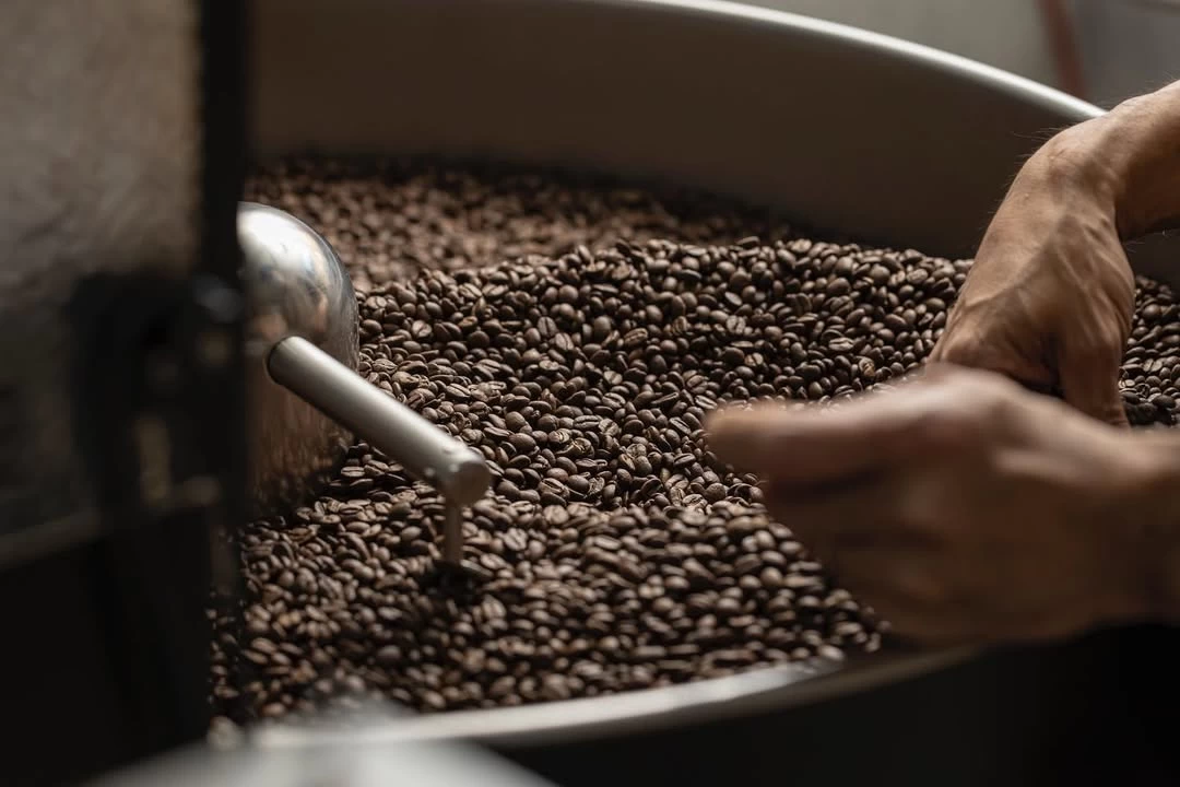 生豆の品種や品質、産地などの要素を見定めて焙煎