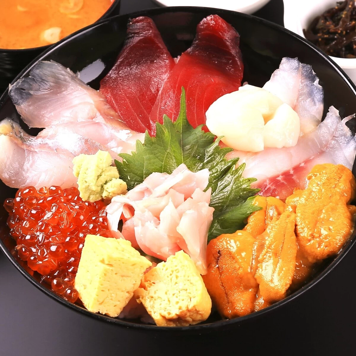 鮮魚がたっぷりの豪華な丼