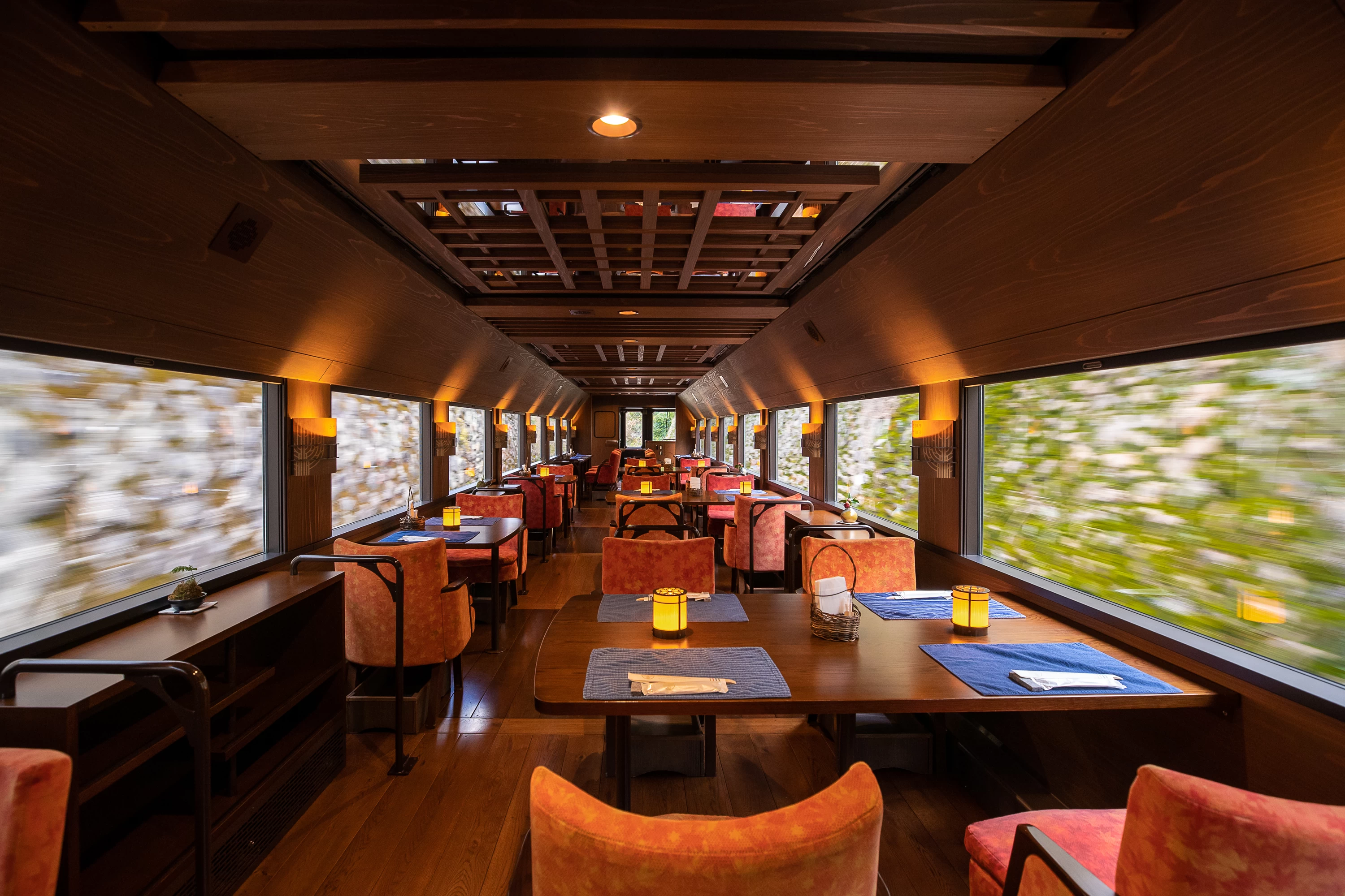 落ち着いた内装の車内