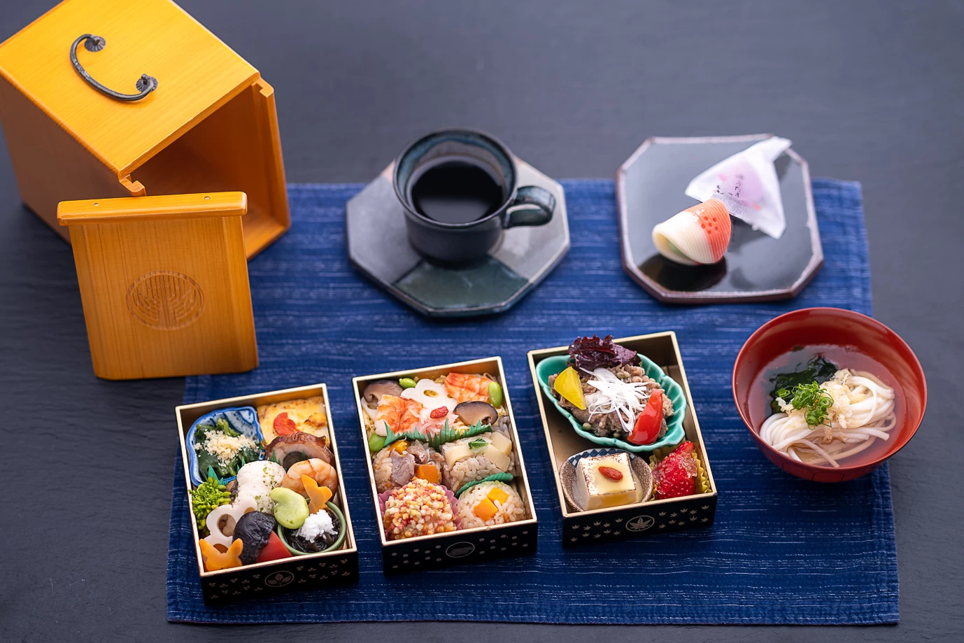 車内では食事も(要予約)