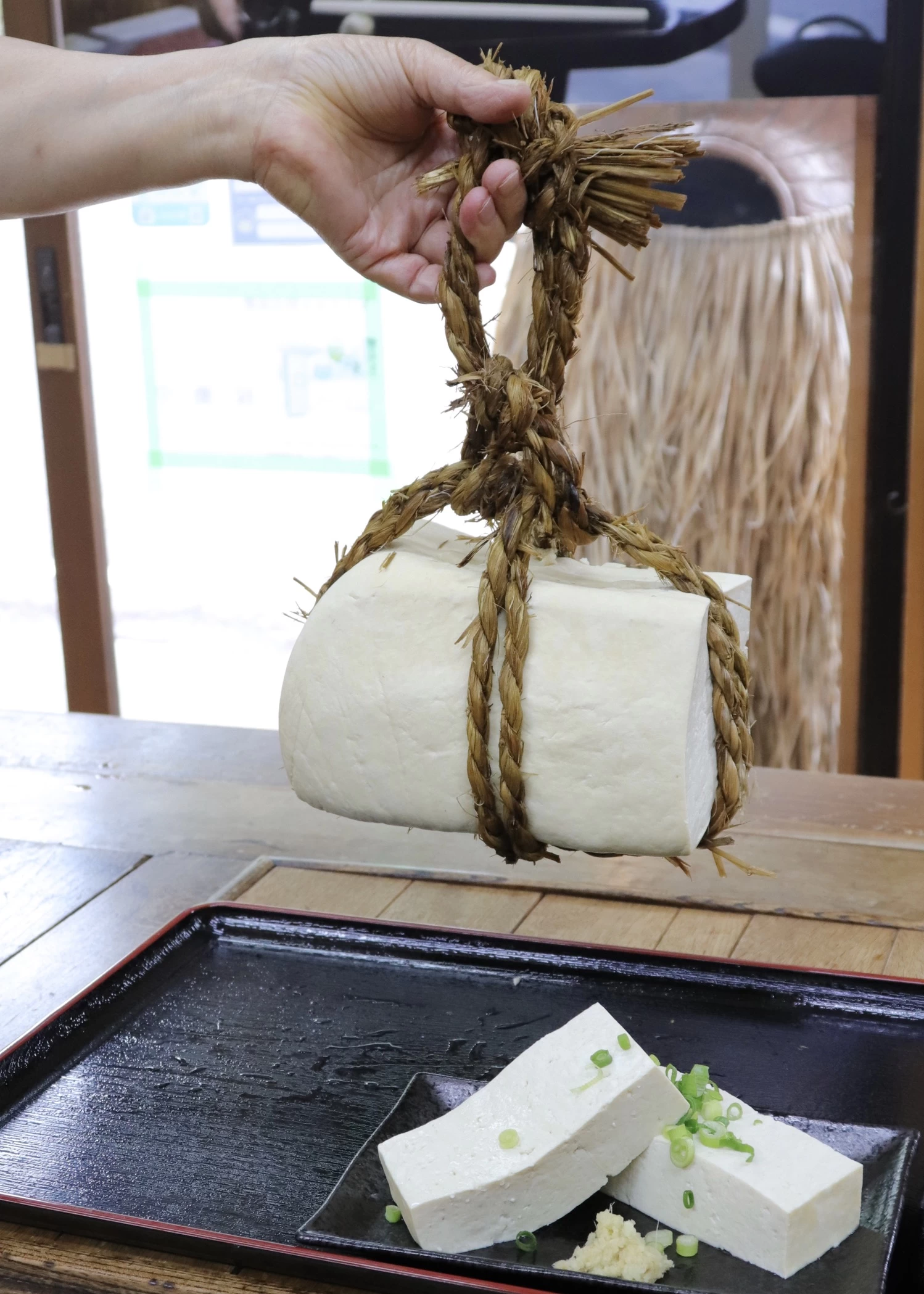 岩のようにずっしり重い「祖谷豆腐」 (現地にて撮影)