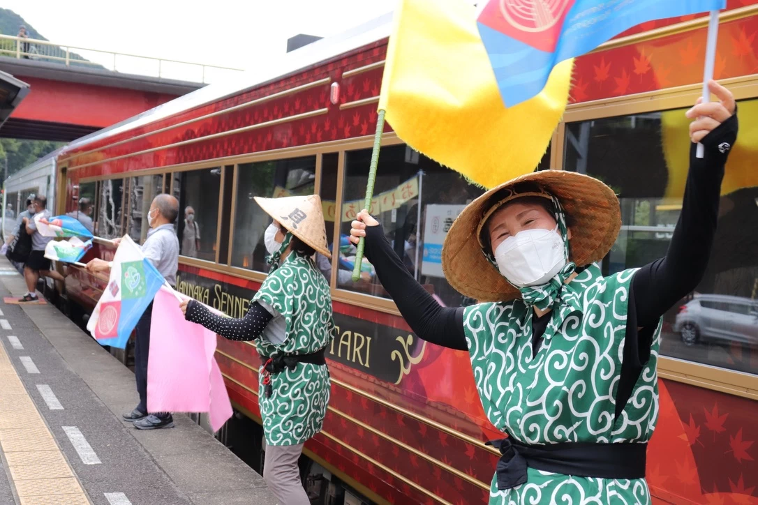 列車をお出迎え(現地にて撮影)