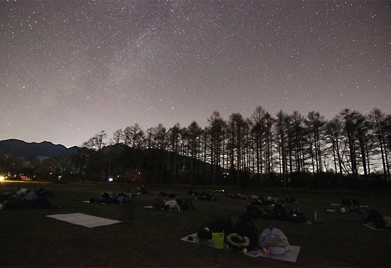 澄んだ空気の中で星空散歩を愉しむ
