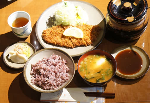 とんかつの定食には黒米がセットに