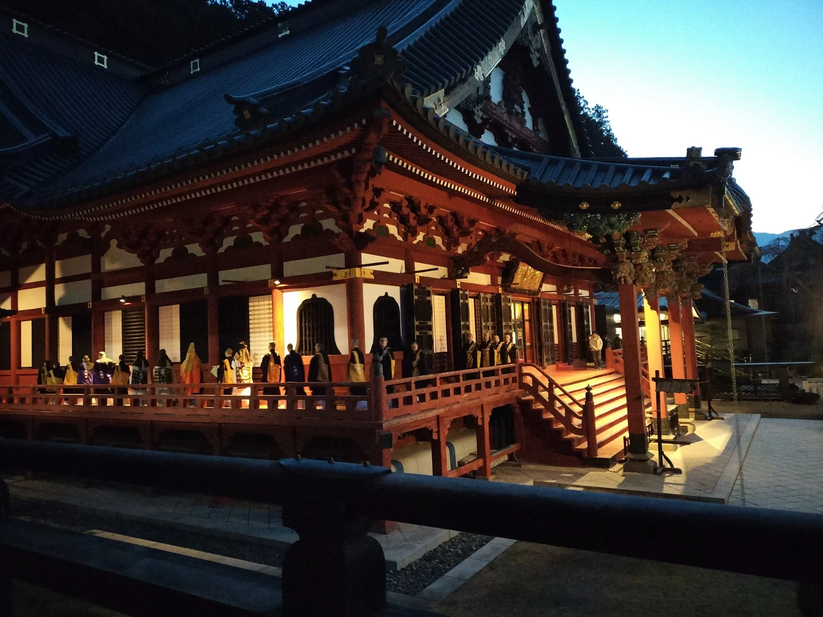 大本堂へ進む僧侶