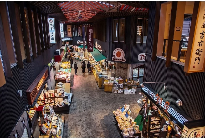 海産物専門店がずらりと並ぶ