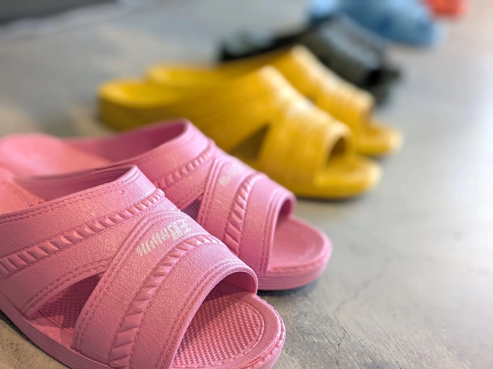 売店の昭和レトロなサンダル（現地にて撮影）