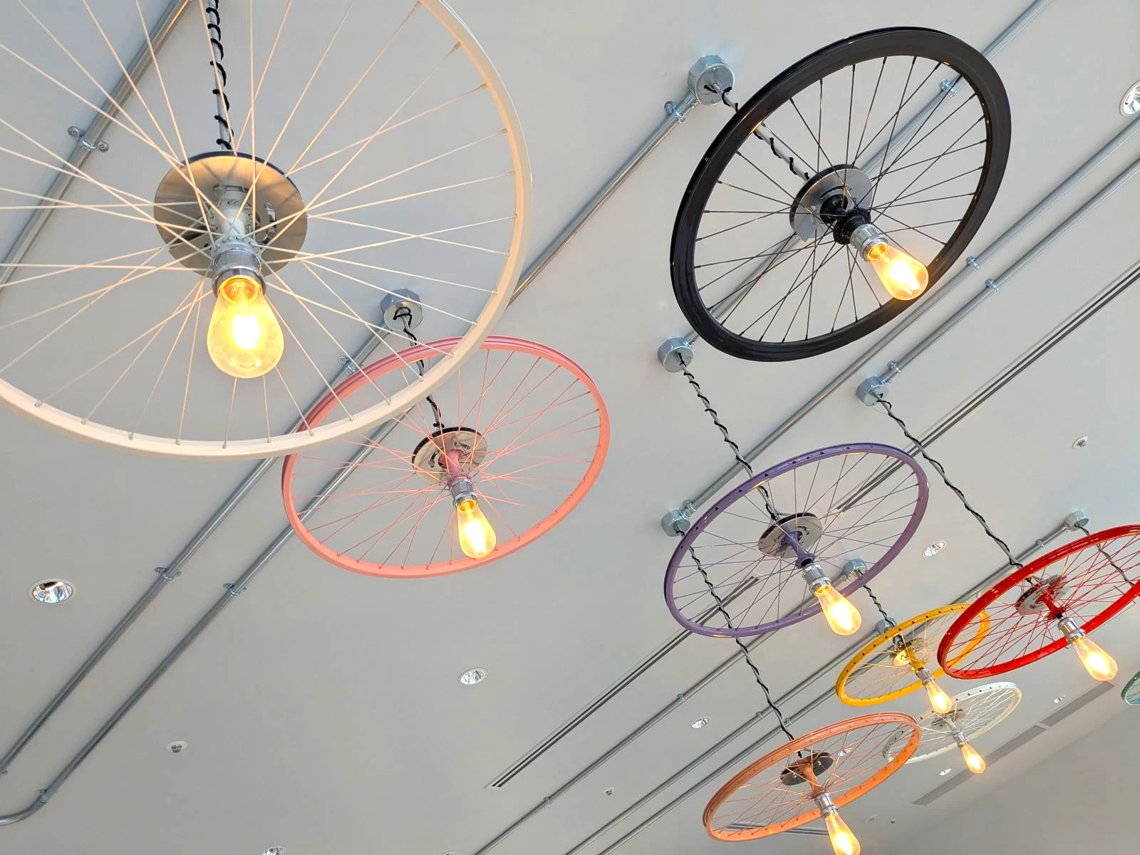 自転車のホイールを再利用した照明（現地にて撮影）