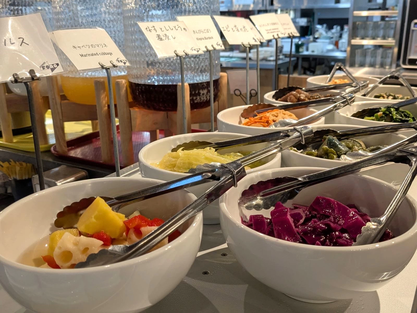 ブッフェカウンターのお料理（現地にて撮影）