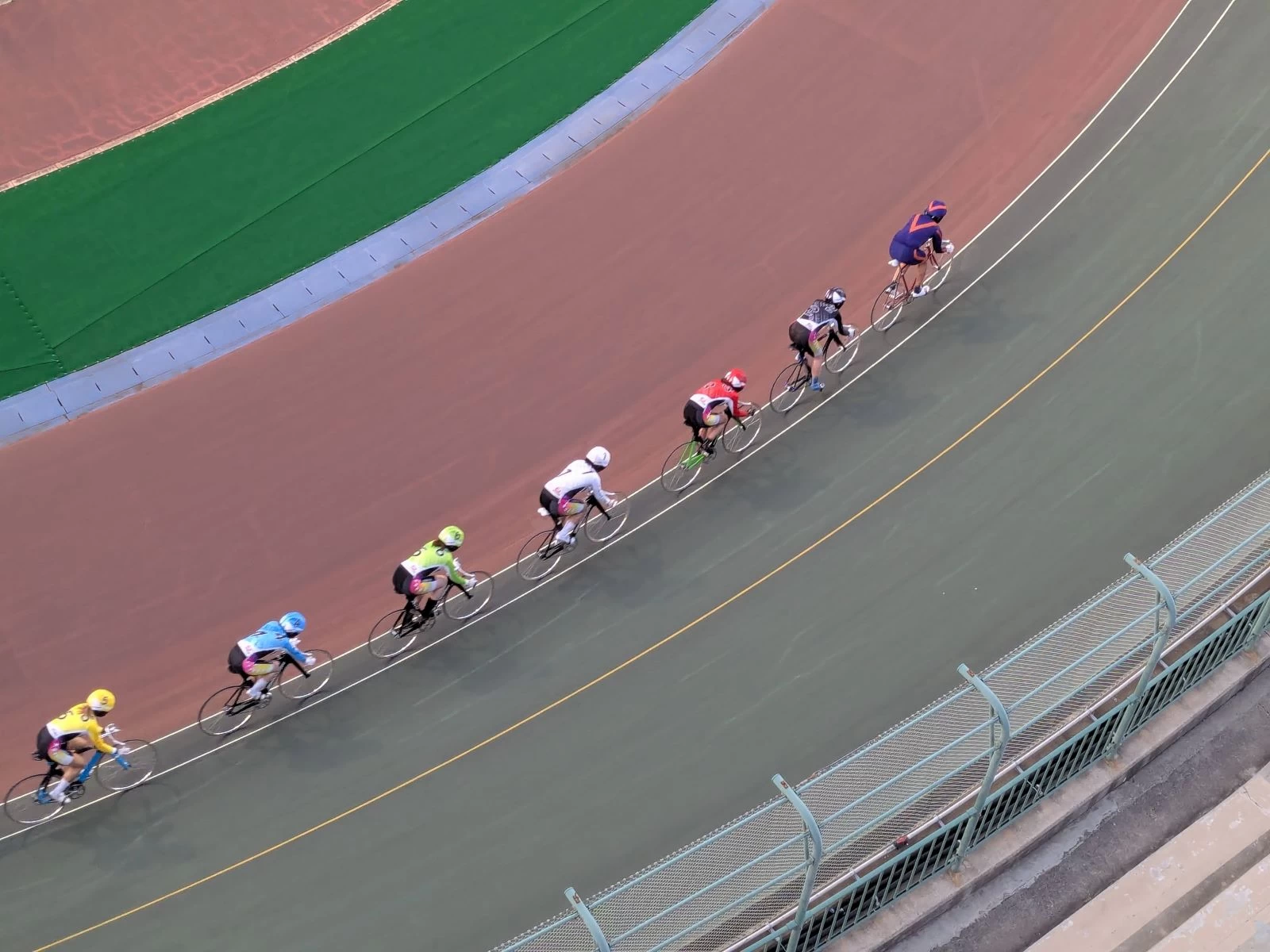 部屋から見えるバンク（現地にて撮影）