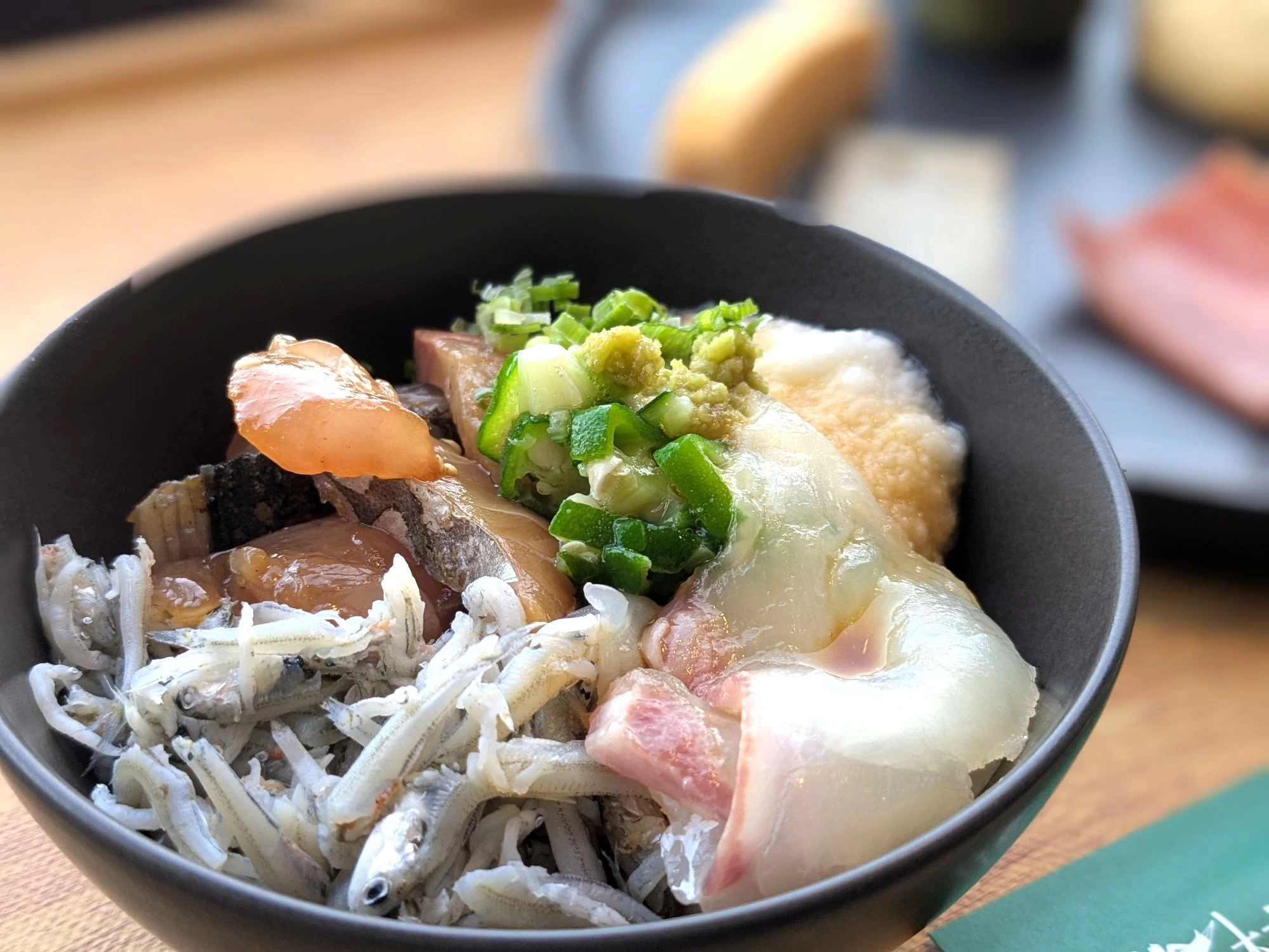 自分で作る海鮮丼（現地にて撮影）