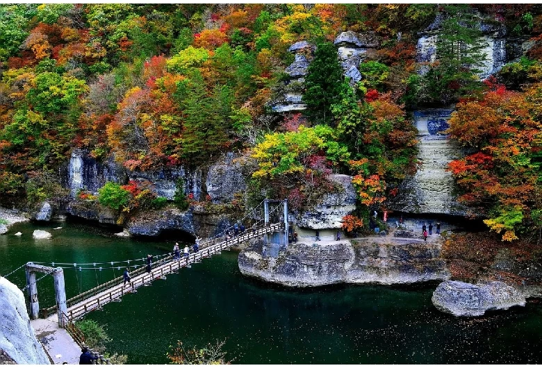 紅葉の塔のへつり