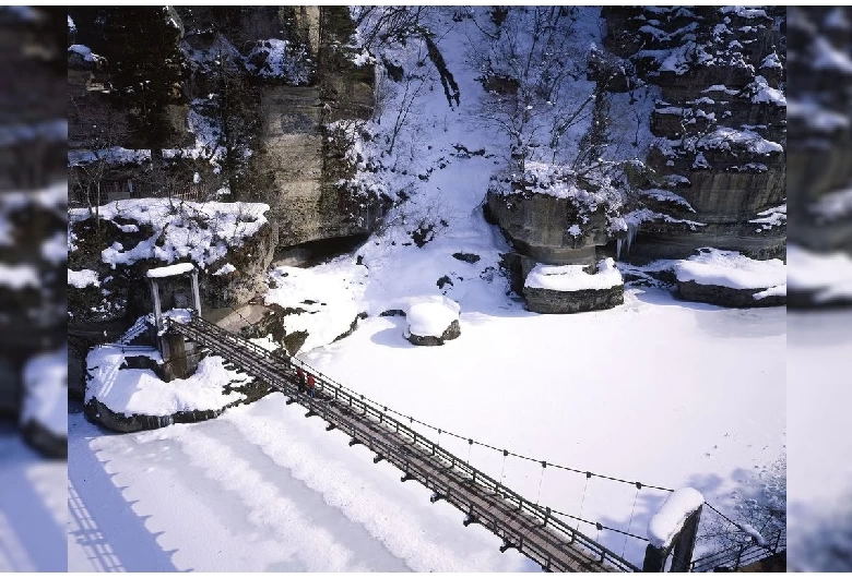 雪景色の塔のへつり