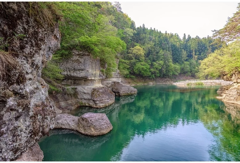 グリーンシーズンの塔のへつり