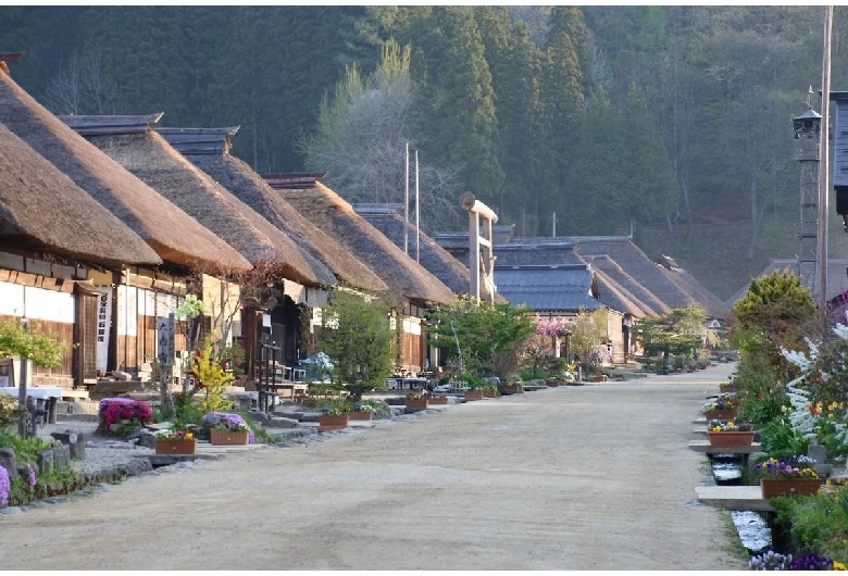 かやぶき屋根の建物が並ぶ