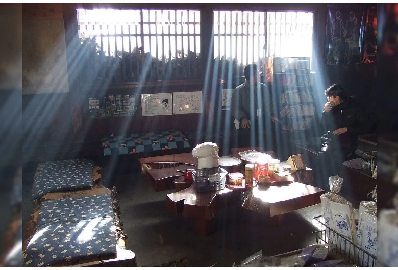 駅構内にはショップやカフェもある