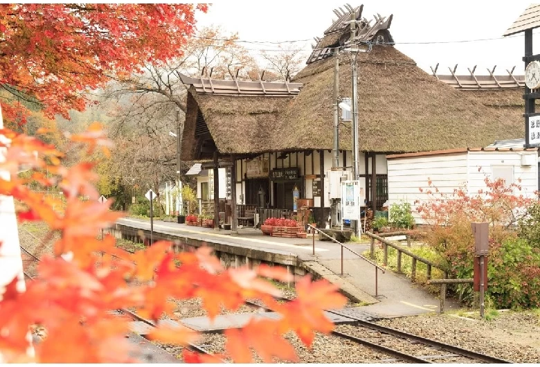 紅葉の湯野上温泉駅