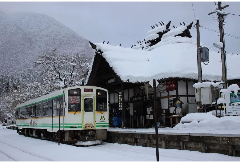 雪の湯野上温泉駅