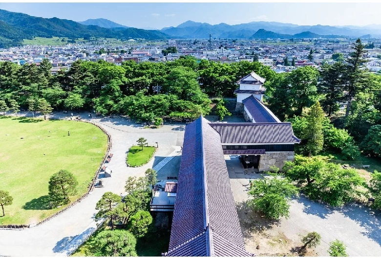 鶴ヶ城と市街地