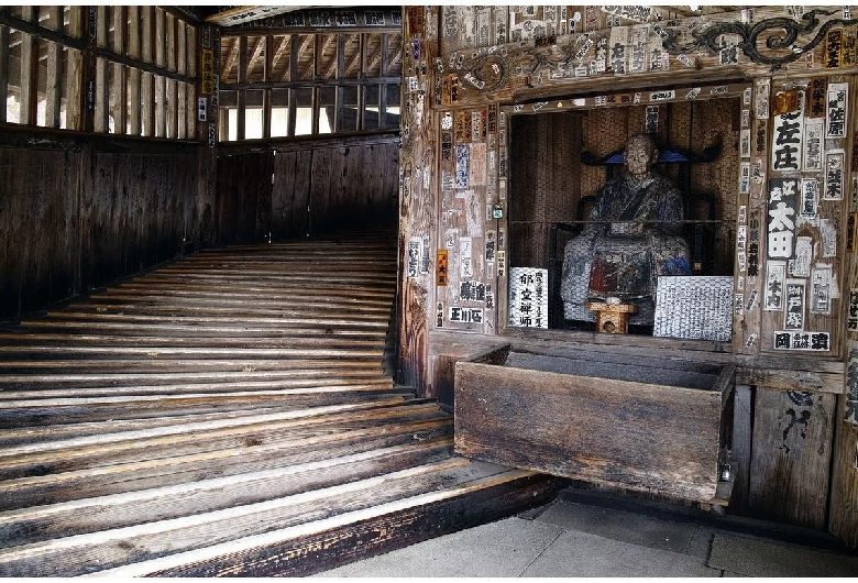 会津さざえ堂の入り口