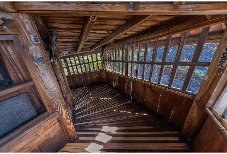 堂内は一方通行