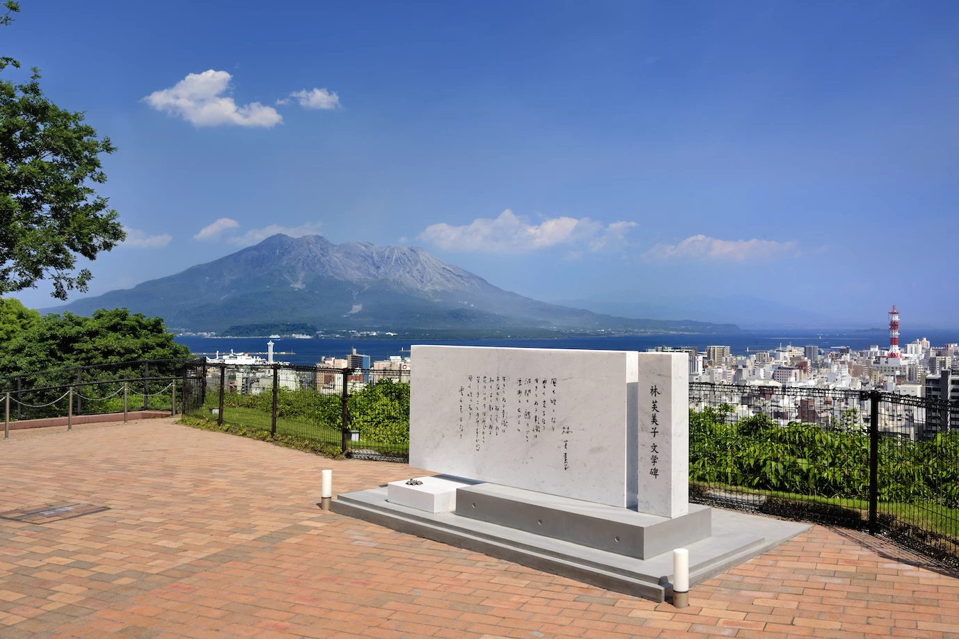 桜島と林芙美子文学碑（写真提供：井上周一郎）