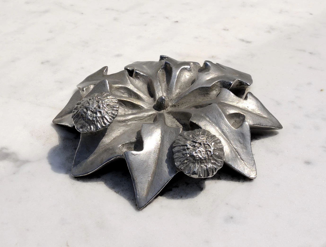 文学碑の彫刻（写真提供：井上周一郎）