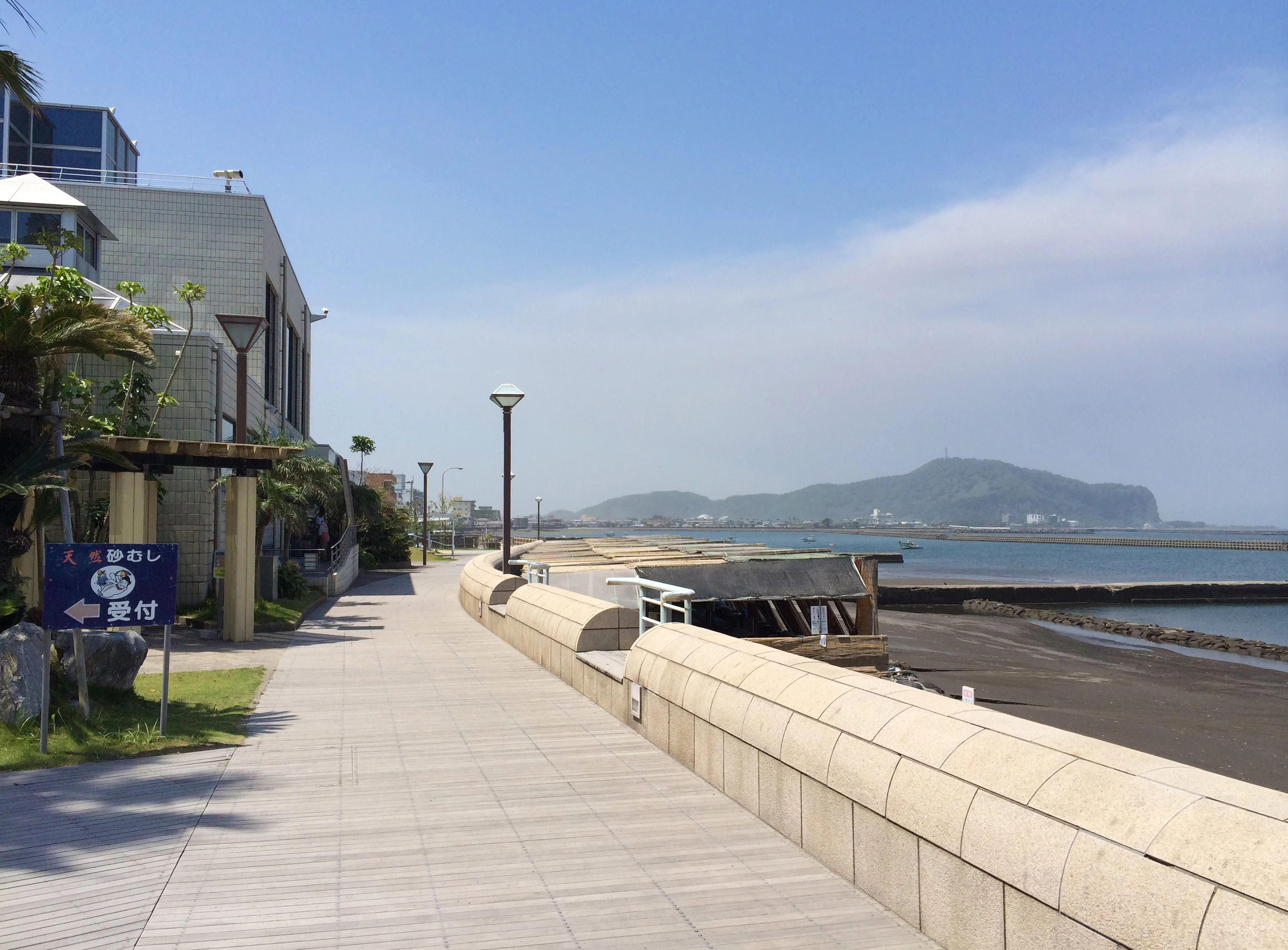 右側の軒下が砂風呂（現地にて撮影）