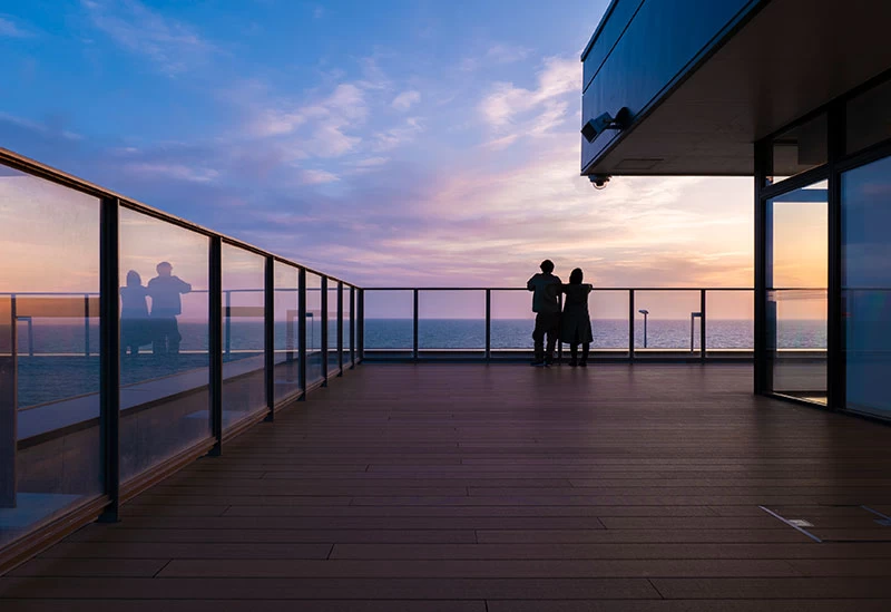 夕暮れの展望バルコニー