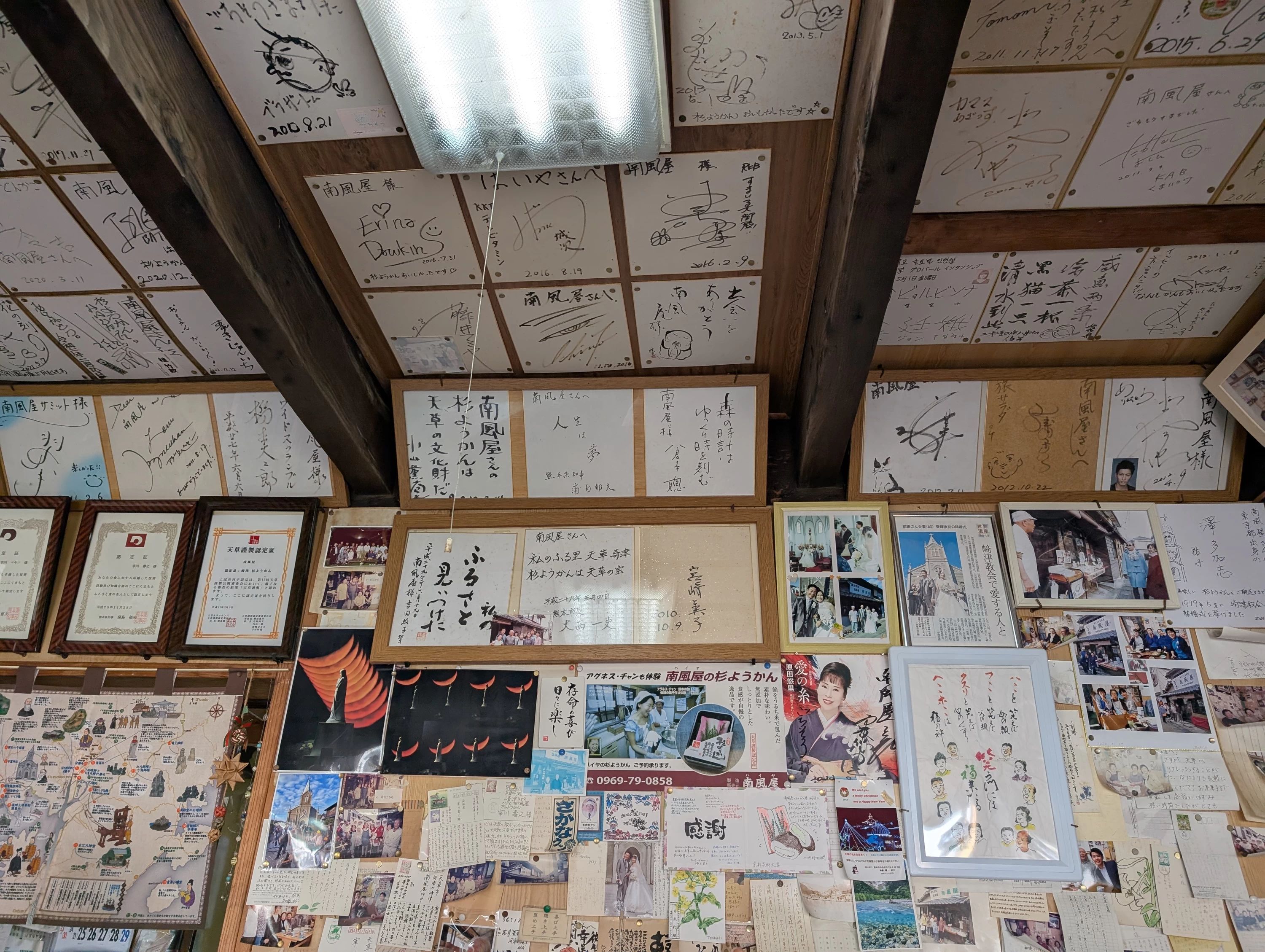 店内にはサインがいっぱい(現地にて撮影)