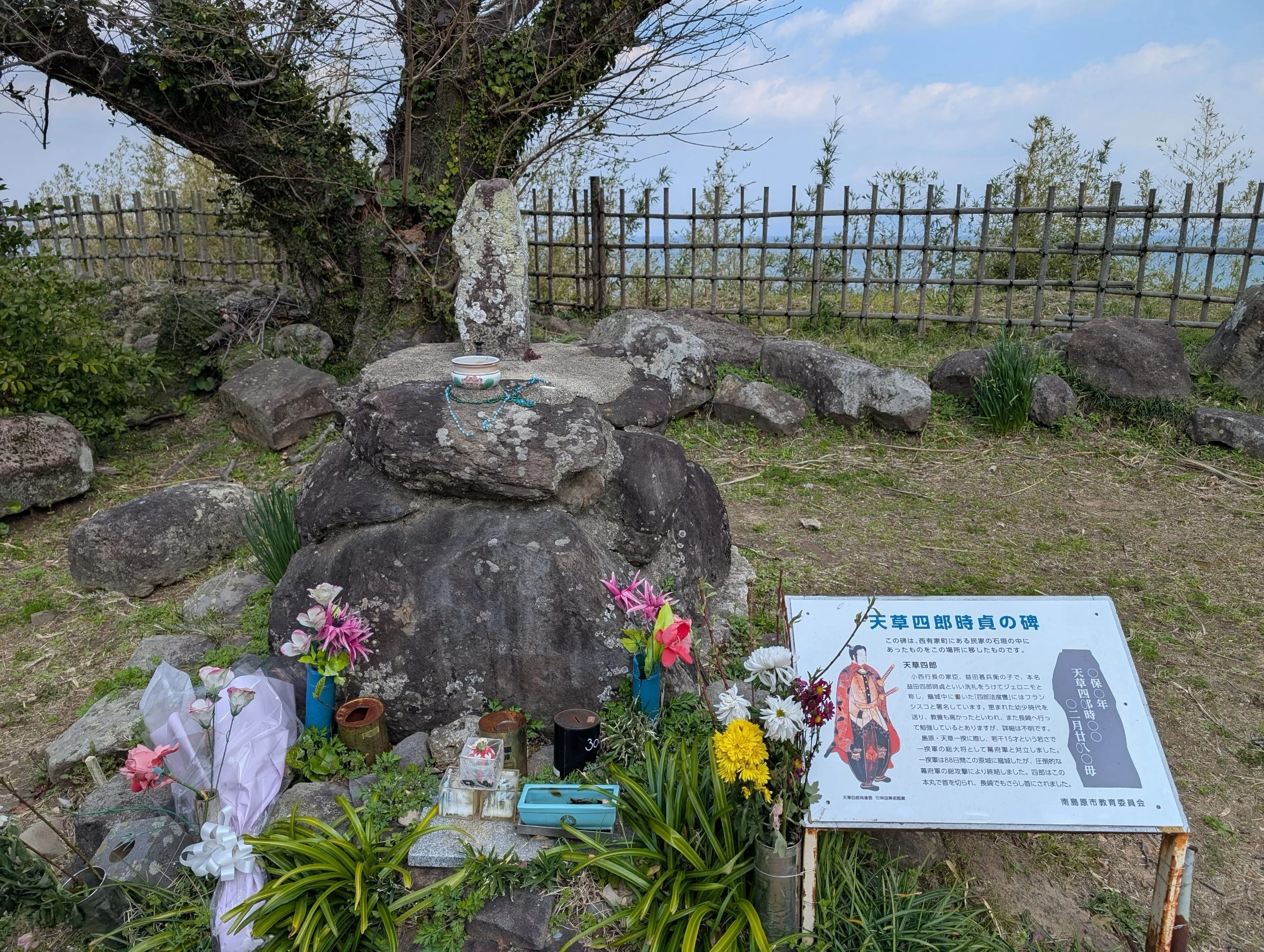 キリシタン墓地への供物（現地にて撮影）