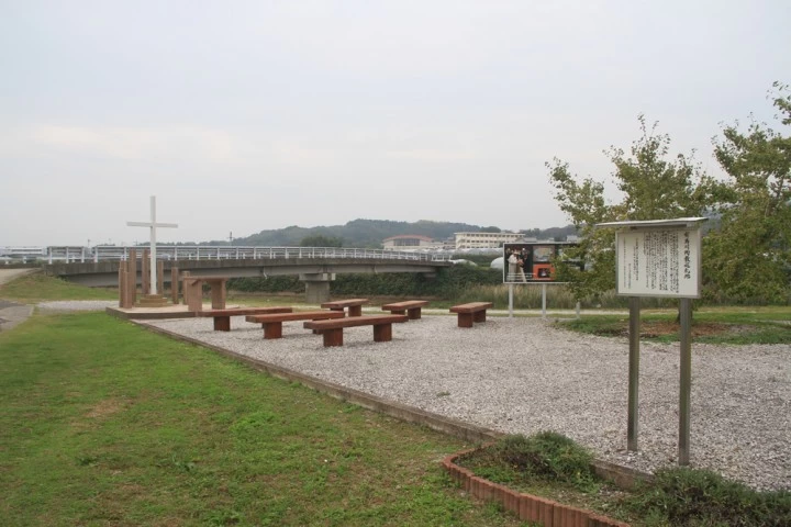 右手にはローマ法王に贈った同じ銀杏の木も