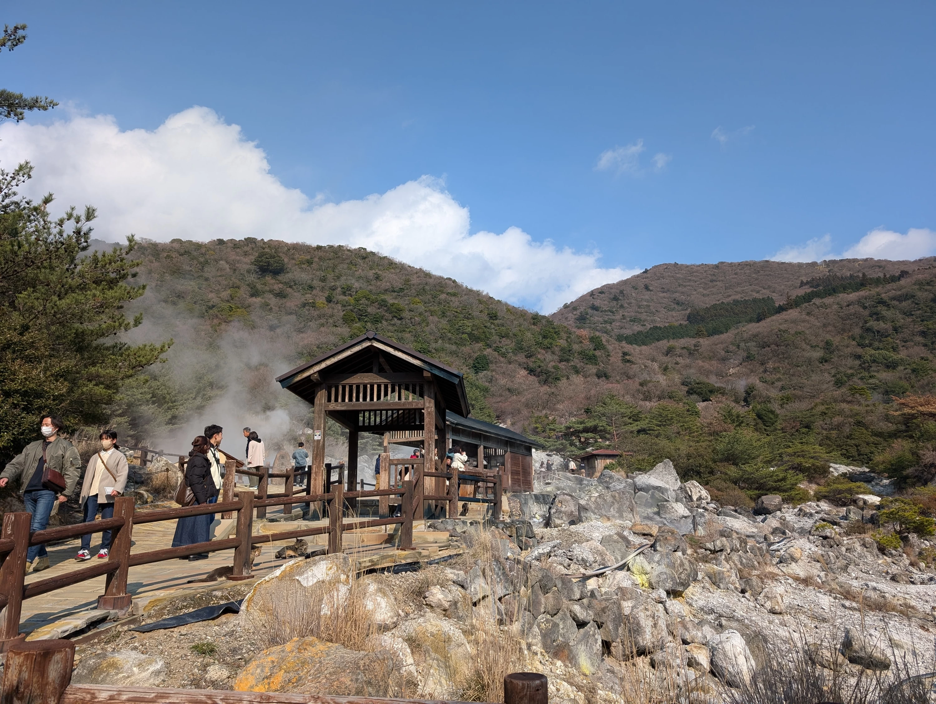 遊歩道の先も広い範囲地獄（現地にて撮影）