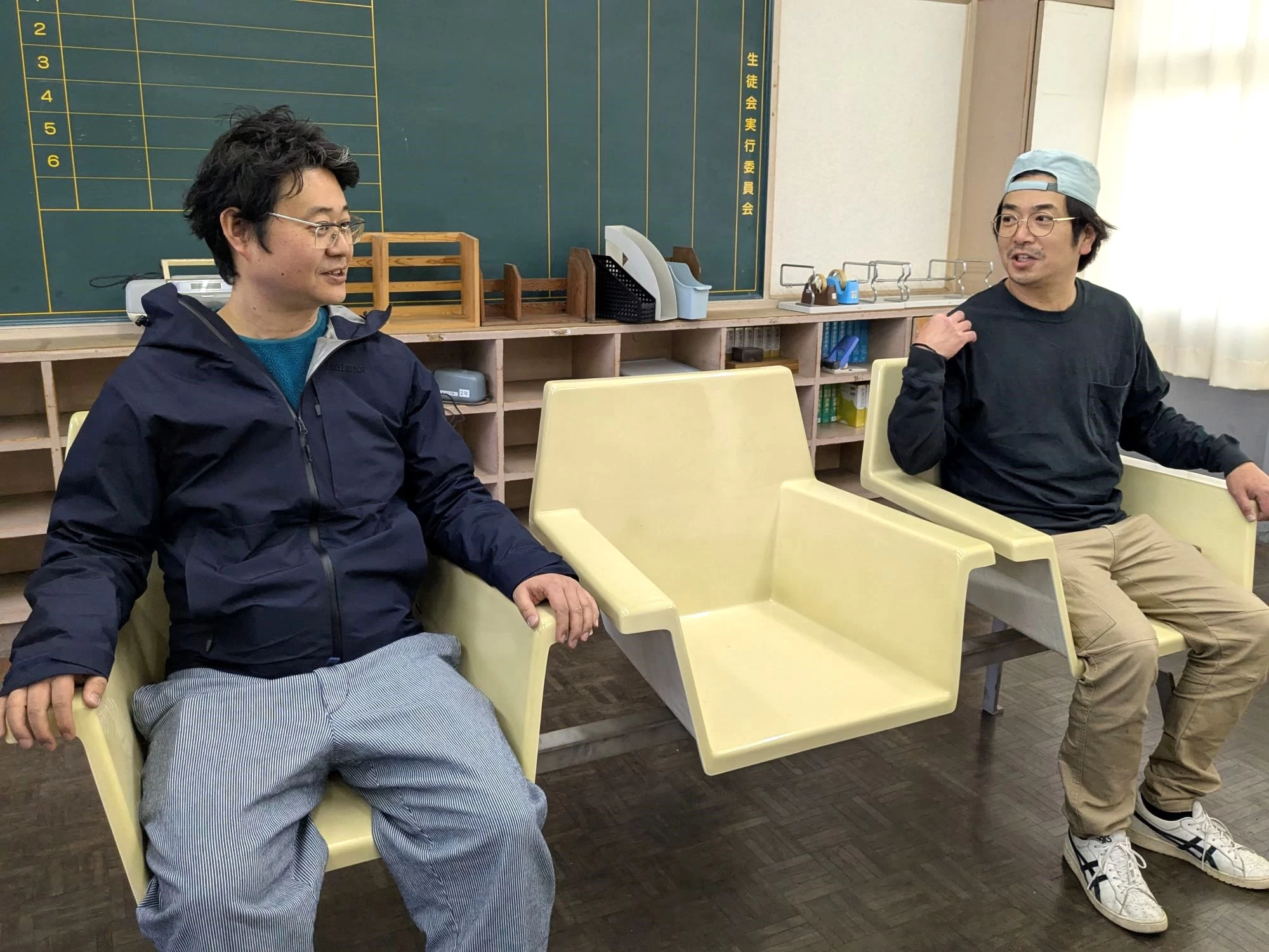 作家 上村卓大氏(右 / 制作途中 / 現地にて撮影)
