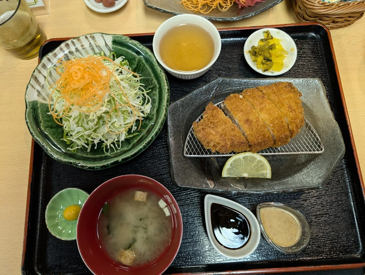 とんかつ定食（現地にて撮影）