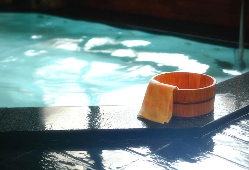 大浴場の炭酸カルシウム温泉