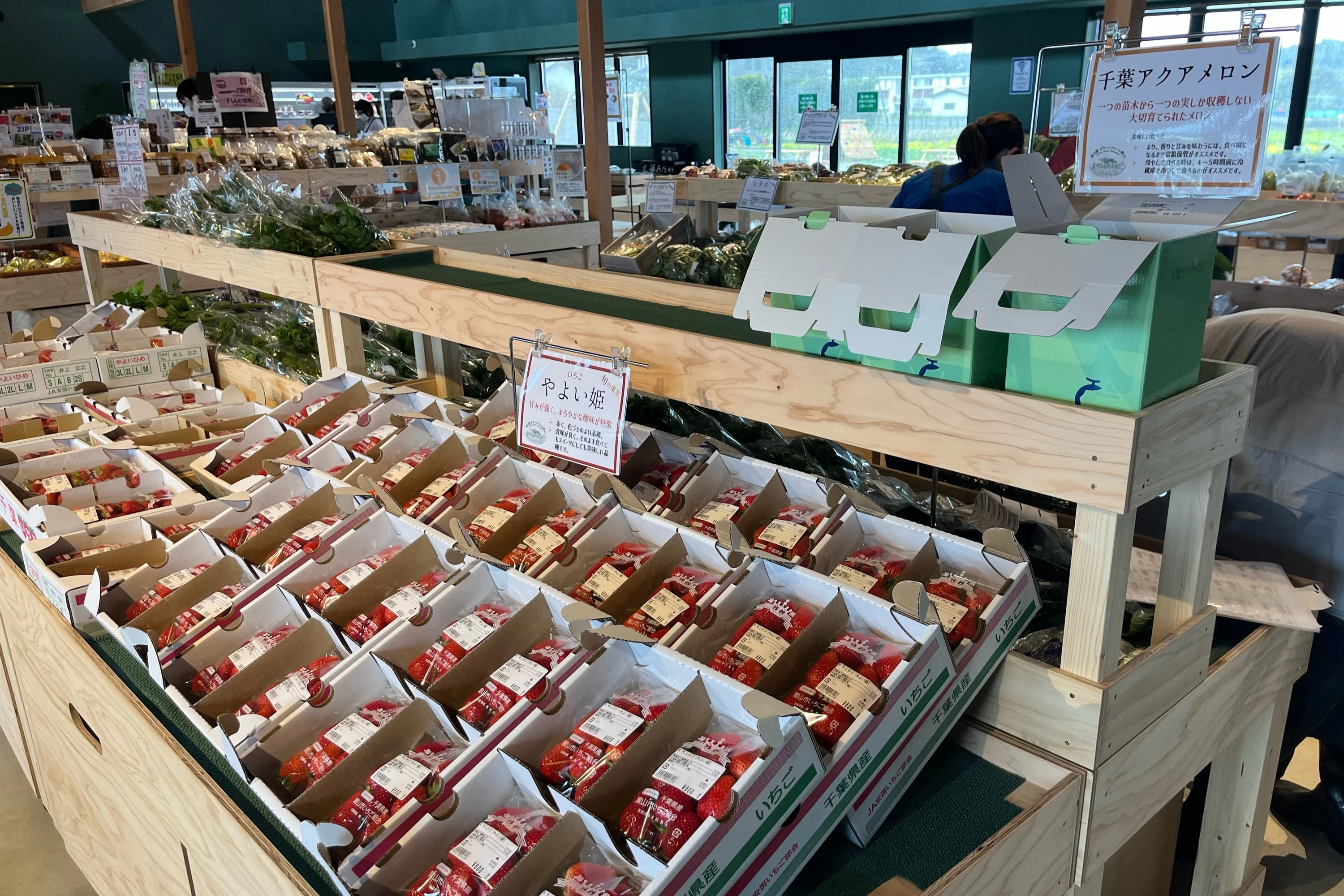 新鮮な農産物もたくさん並ぶ