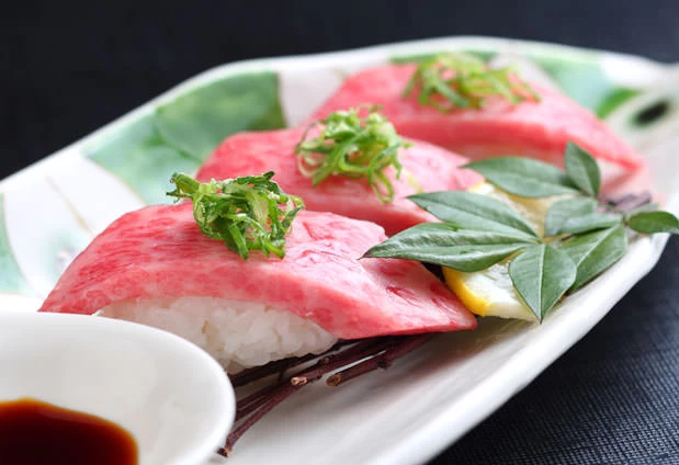 対泉閣名物の「伊賀牛とろ寿し」