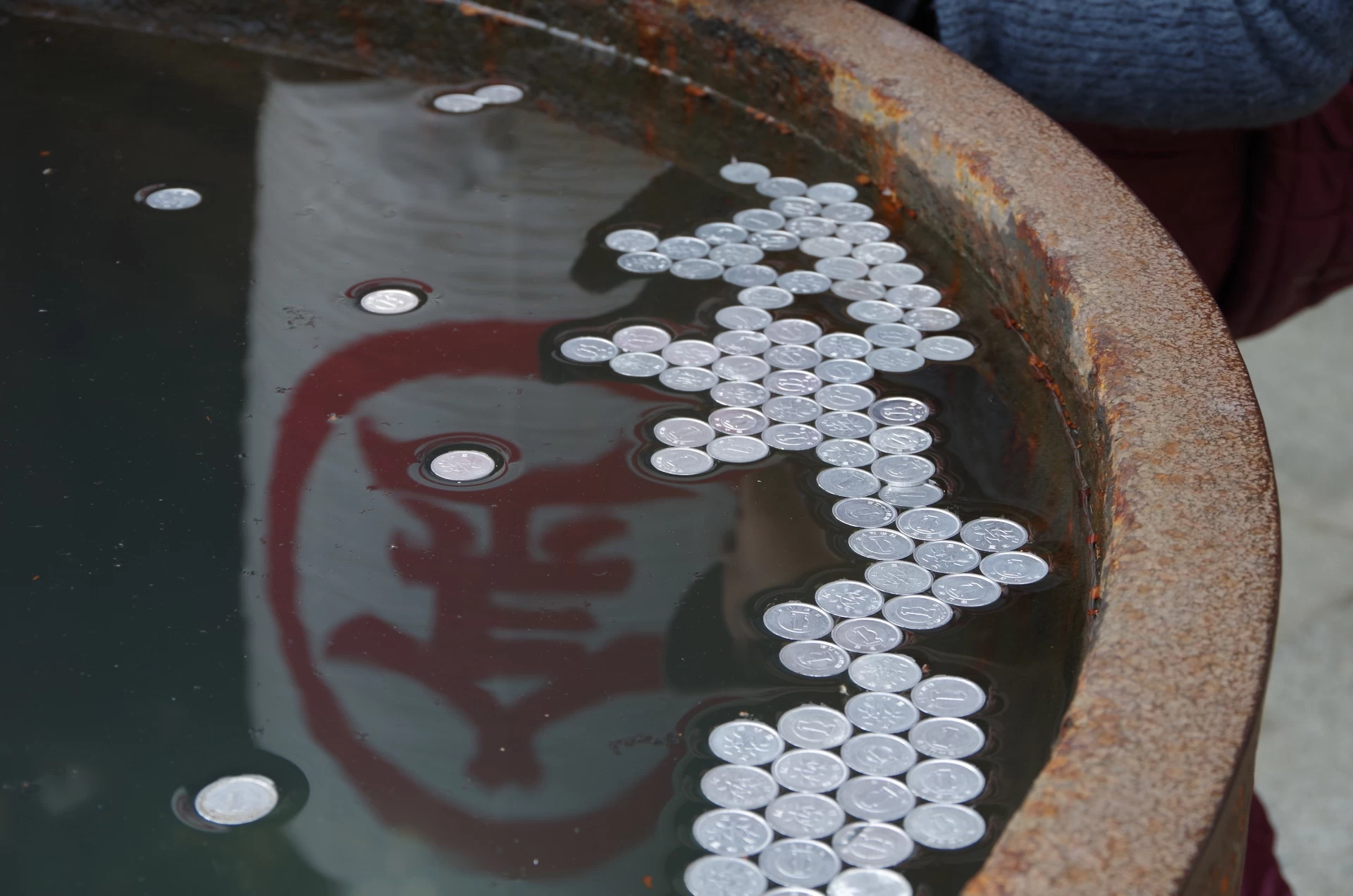 願いが叶うといわれる天水桶