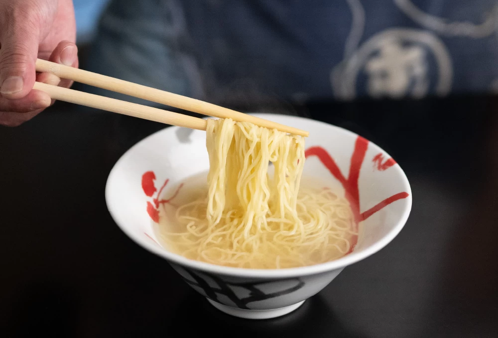 あっさりしながらもコクのある透明なスープが特徴