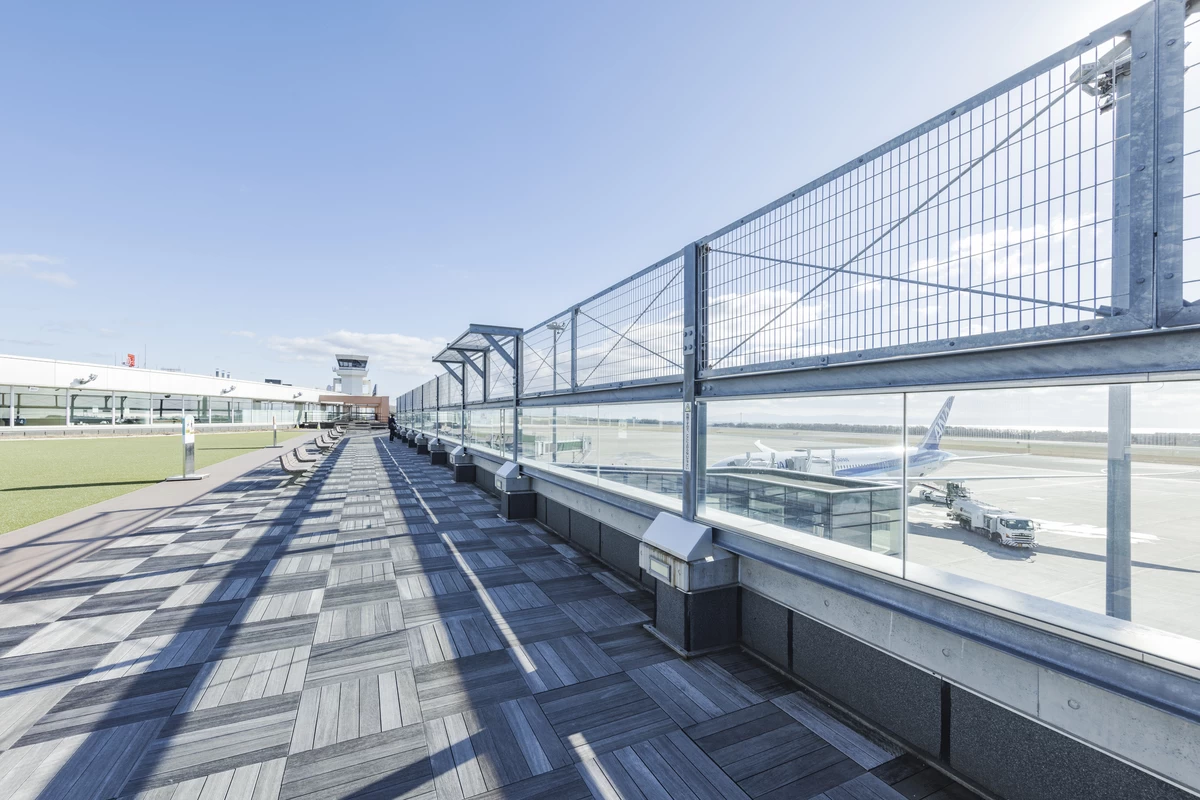 滑走路を一望できる送迎デッキ