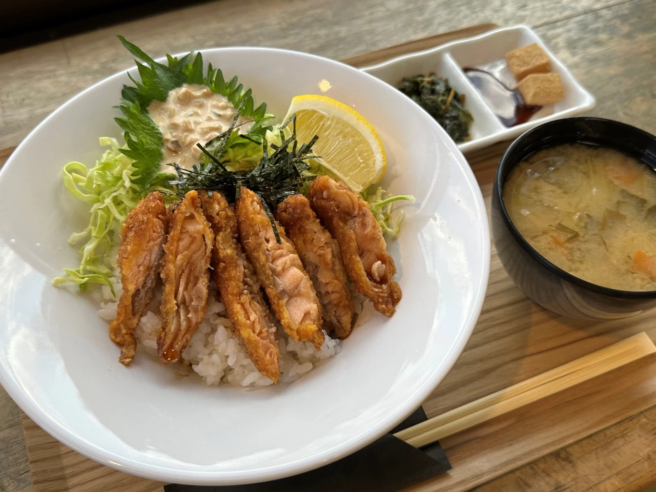 ニジマス丼（現地撮影）