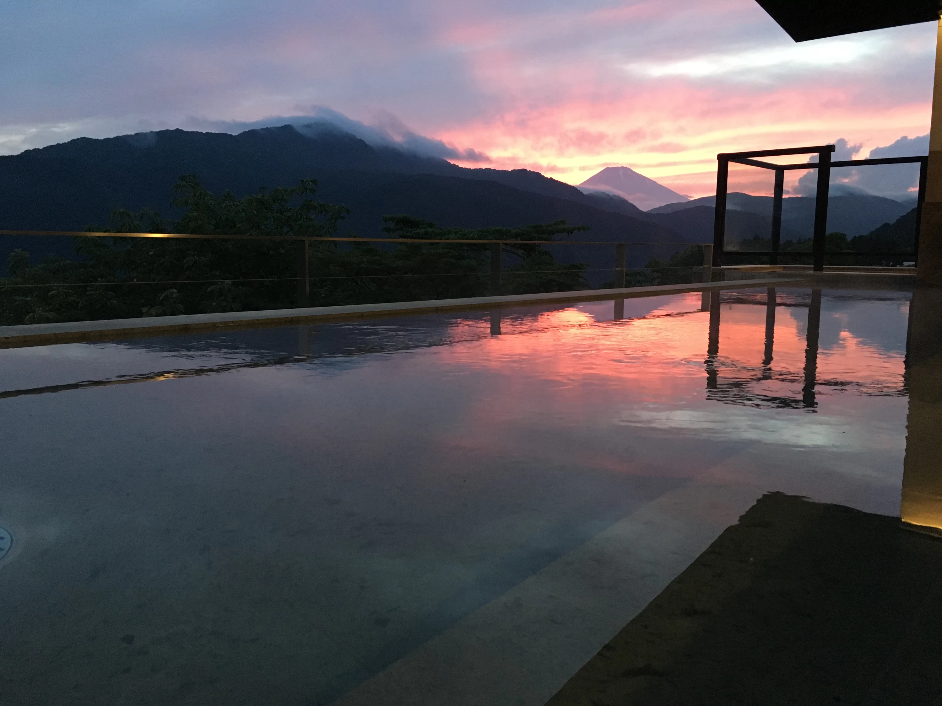 夕暮れ時の露天風呂（画像提供：龍宮殿）