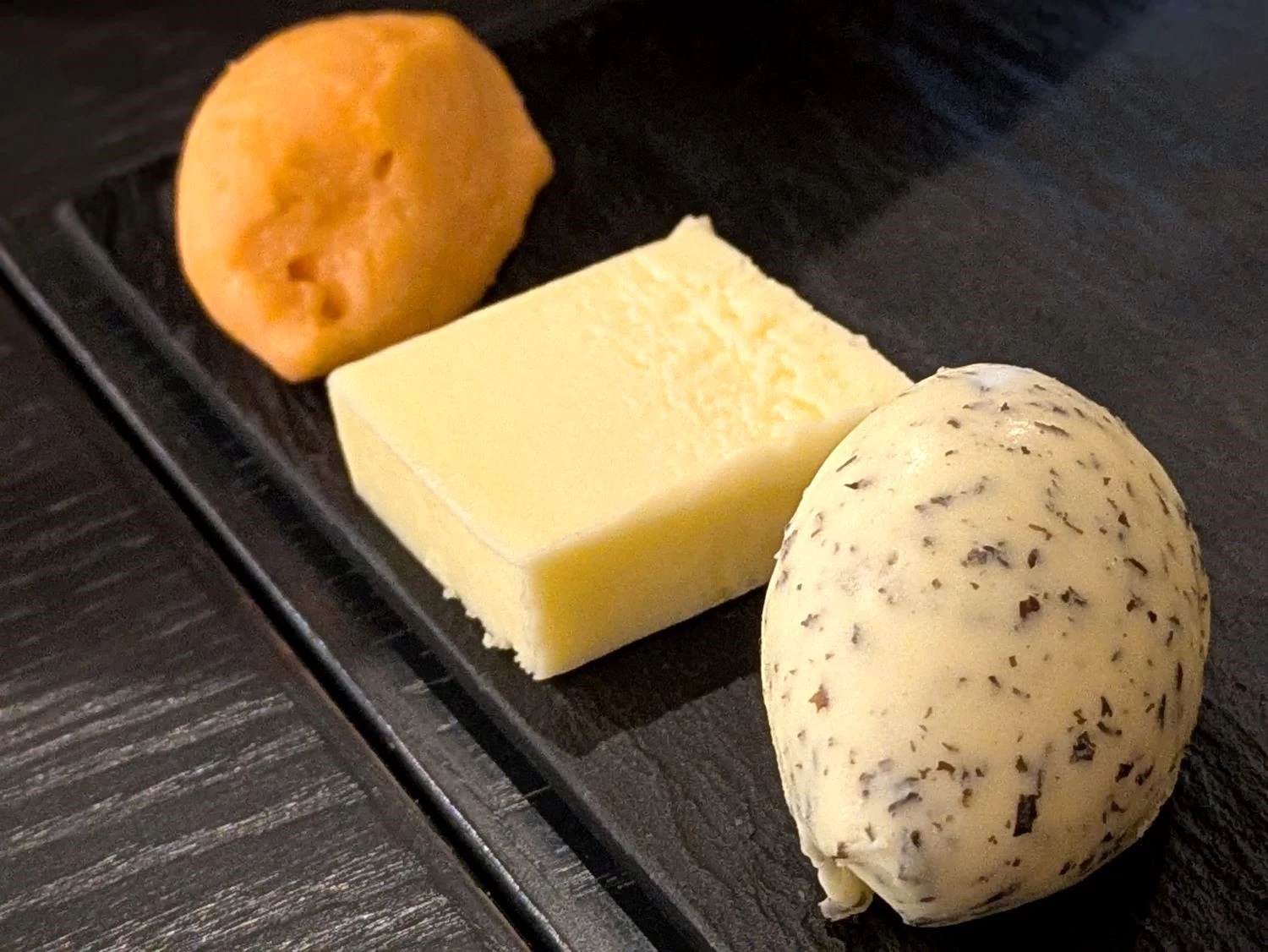 風味豊かなバターとリエット（現地にて撮影）