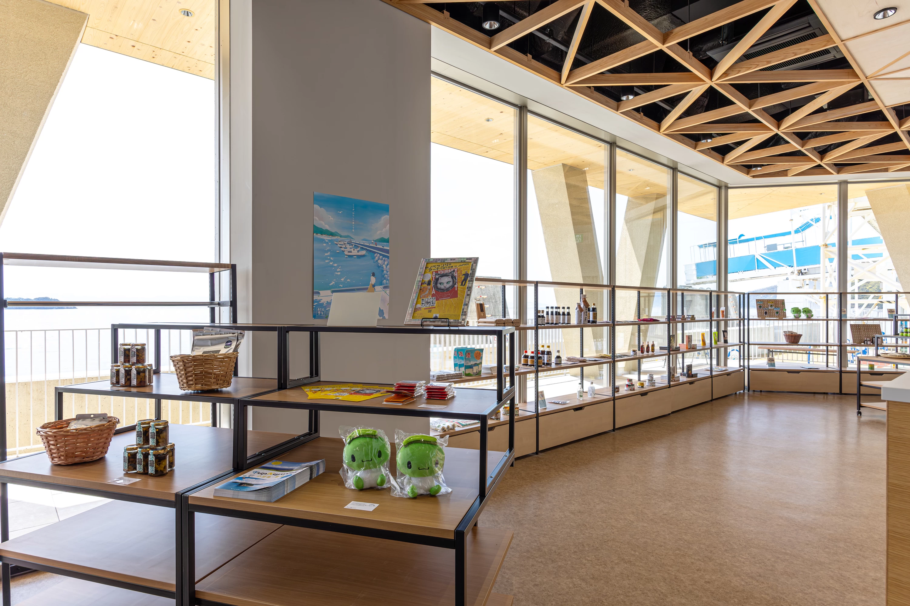 小豆島の厳選したお土産が揃う1階のショップ