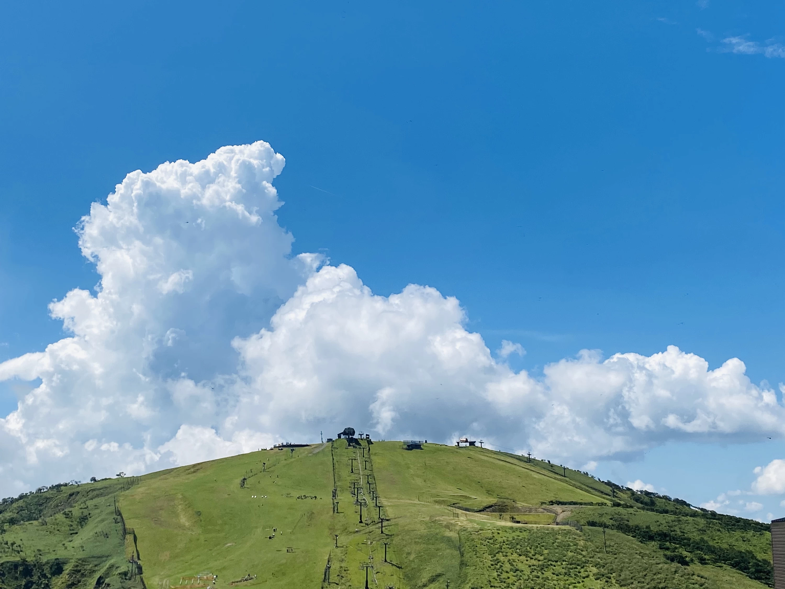 蓬莱山と夏の雲
