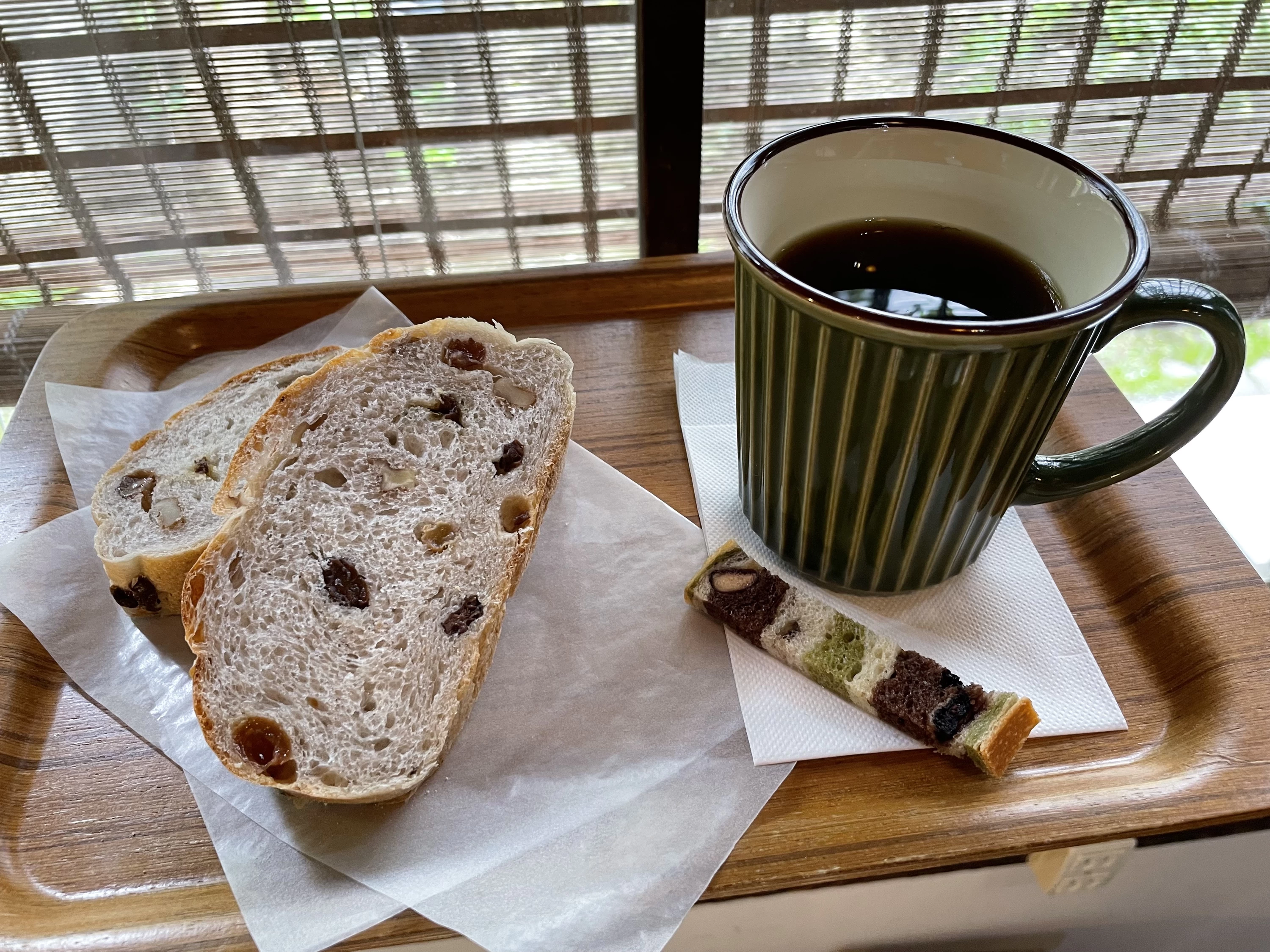 美味しいドリンクと一緒にいただく